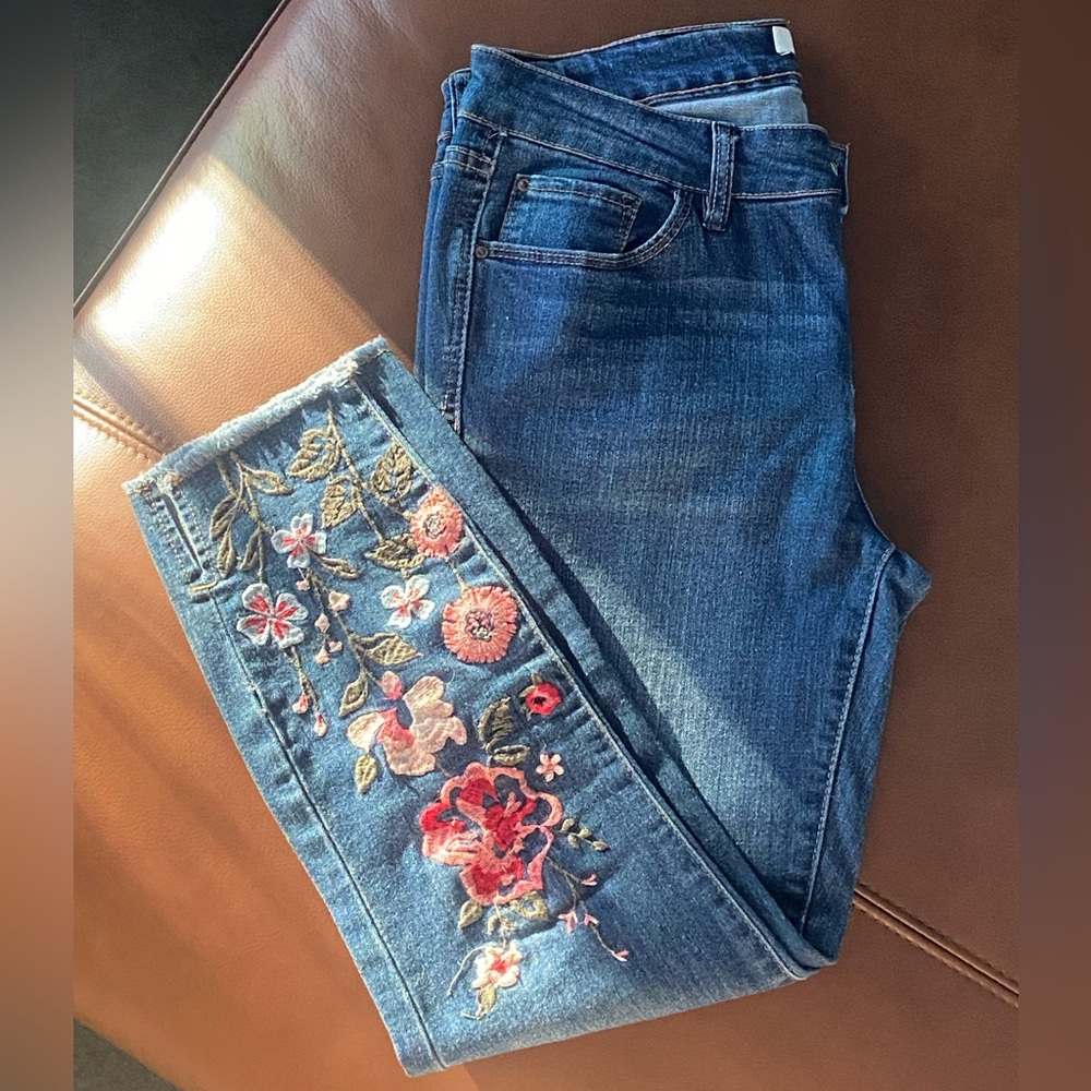 🌸 Flower Embroidered Jean Capris